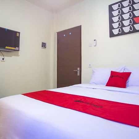 Hotel RedDoorz near Taman Kota Ternate Zewnętrze zdjęcie