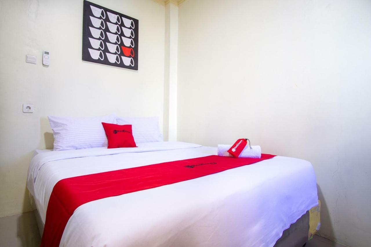Hotel RedDoorz near Taman Kota Ternate Zewnętrze zdjęcie